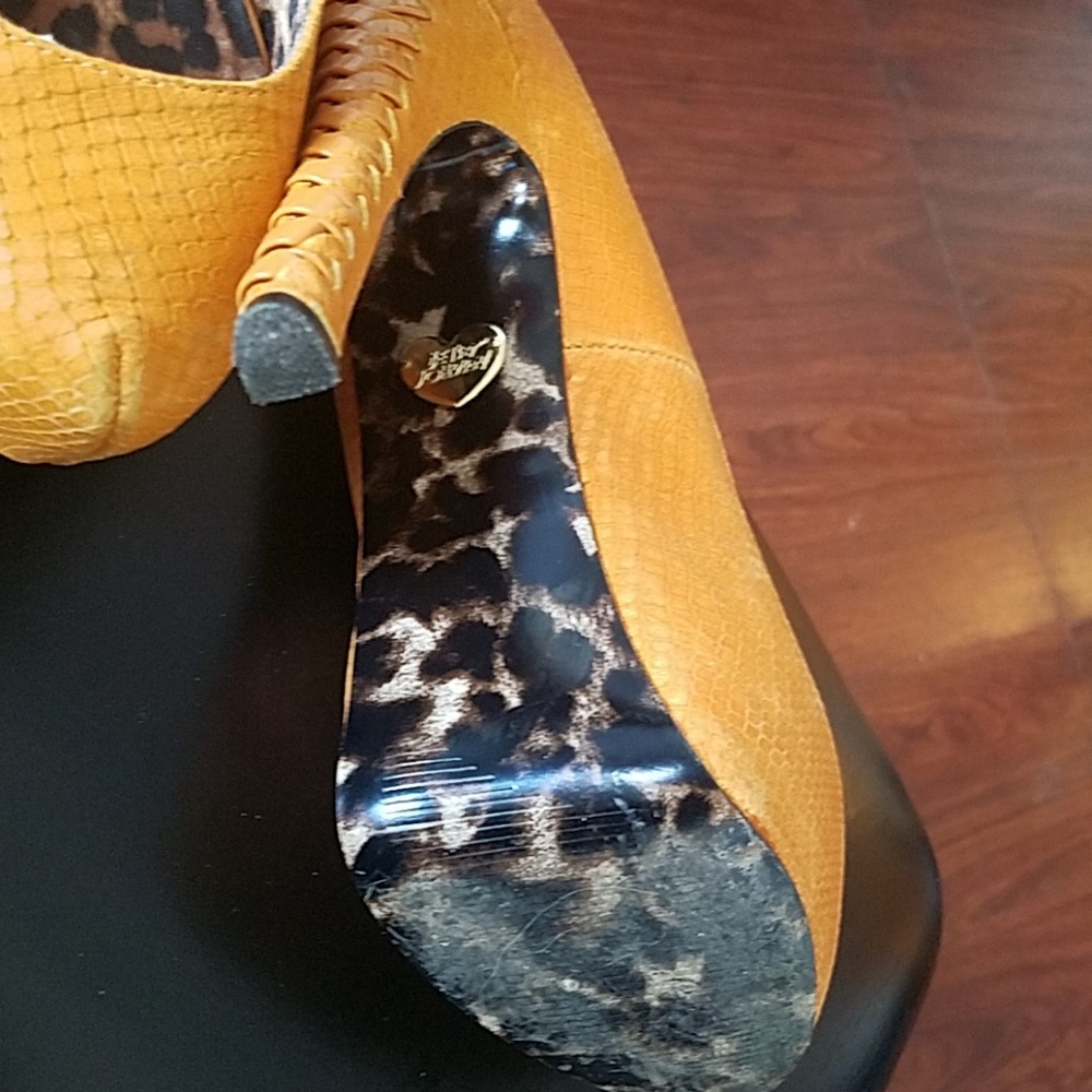 Shoe - Picture 8 of 8